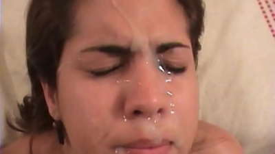 Ang magandang Latin na morena ay may magaspang na kasarian