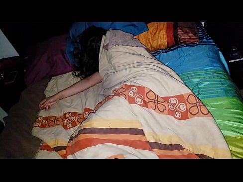 ❤️ Pinupunasan ng stepson ang kanyang batang madrasta habang natutulog ito. ❤❌ Fuck video sa amin