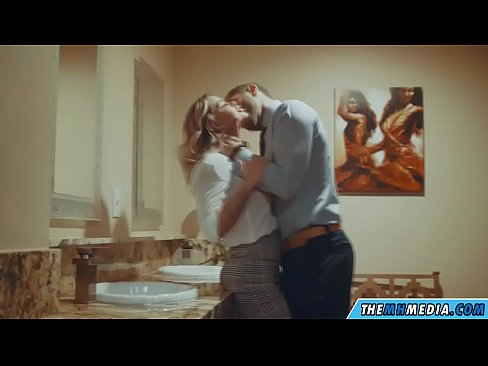 ❤️ Kapag ang isang busty blonde seduces sa isang pampublikong banyo ❤❌ Fuck video sa amin